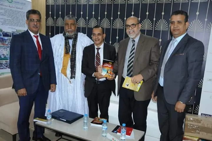 الشاعر سيدي الأمجاد خلال توفيع نسخ من ديوانه "عيون الخيل" في معرض الك?