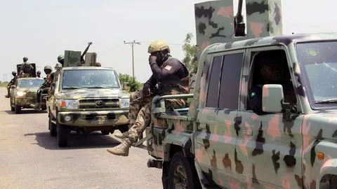 des-soldats-patrouillent-pres-de-goniri-dans-le-nord-est-du-nigeria-le-3-juillet-2019_6203498