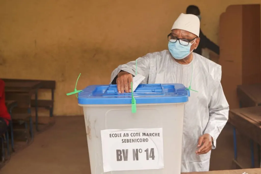 الرئيس المالي إبراهيم بوبكر كيتا  خلال الإدلاء بصوته 