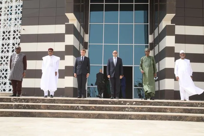 رؤساء مجموعة الدول الخمس بالساحل، والرئيس الفرنسي خلال صورة جماعية ?