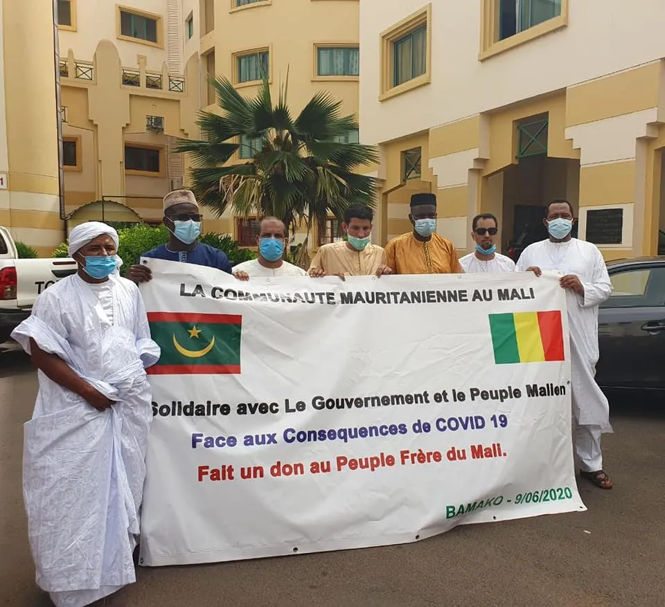 مكتب الجالية خلال تسليم المساعدات للأمين العام لوزارة الصحة المالية