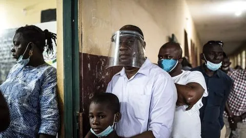 file-d-attente-devant-un-bureau-de-vote-de-conakry-le-18-octobre-2020-d-electeurs-qui-vont-choisir-leur-president_6278016