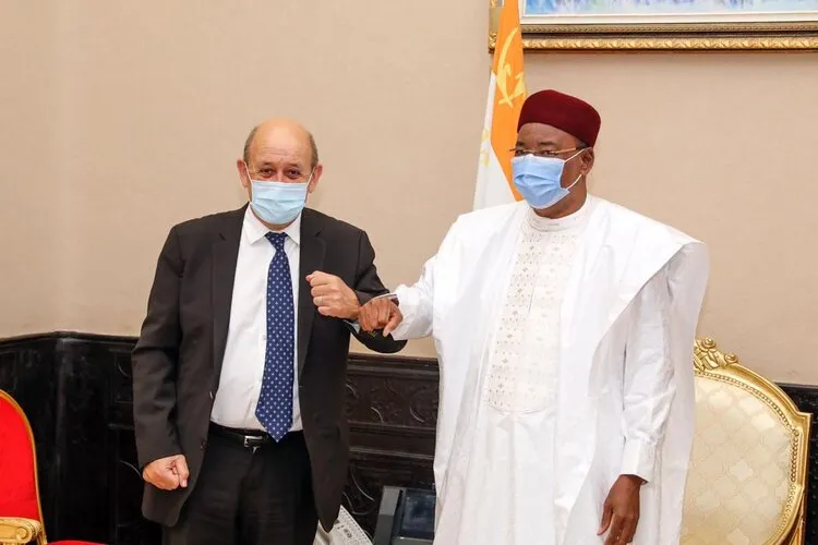 رئيس النيجر محمدو إسوفو ووزير خارجية فرنسان جان إيف لودريان
