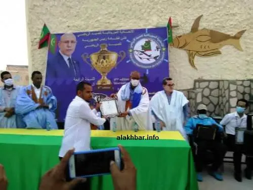 الأمين العام لوزارة الشباب يسلم جائزة لأحد المتصدرين في المسابقة ال?