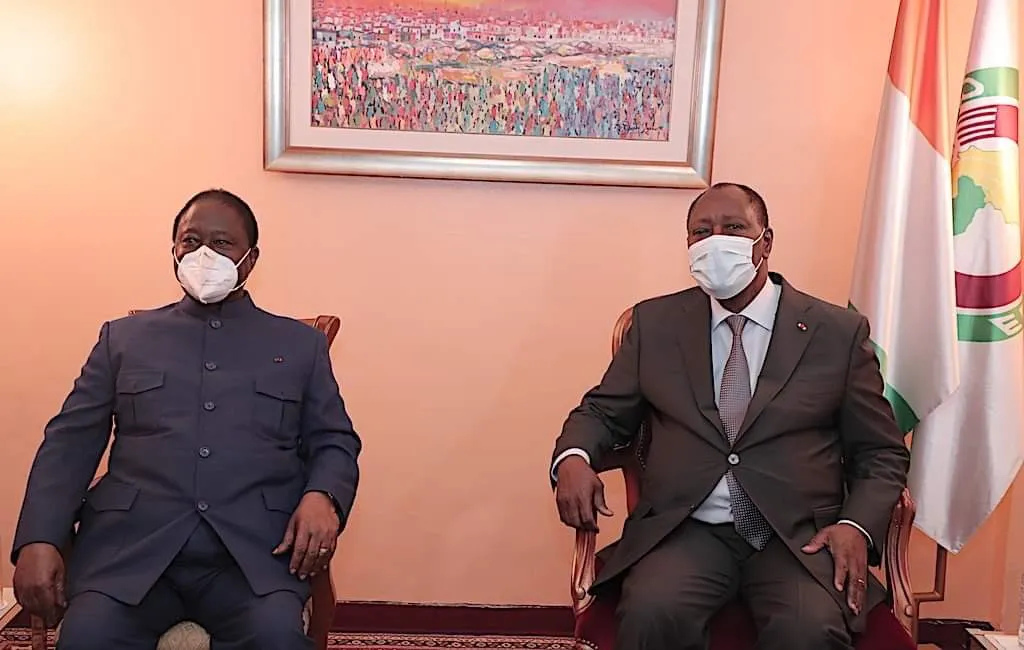 الرئيس الإيفواري الحسن واتارا والرئيس الأسبق هنري كونان بيديي خلال ?