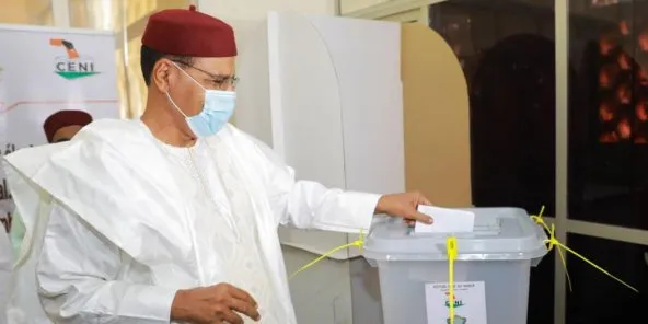 محمد بازوم: مرشح الحزب الحاكم بالنيجر خلال الإدلاء بصوته