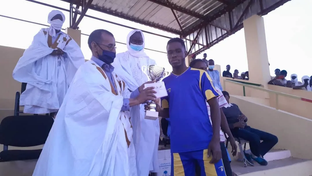 عمدة البلدية اج ولد الدي يسلم الكأس والجائزة لقائد فريق البيطرة