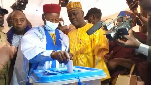 ماهامان عثمان خلال الإدلاء بصوته في الجولة الثانية من الرئاسيات