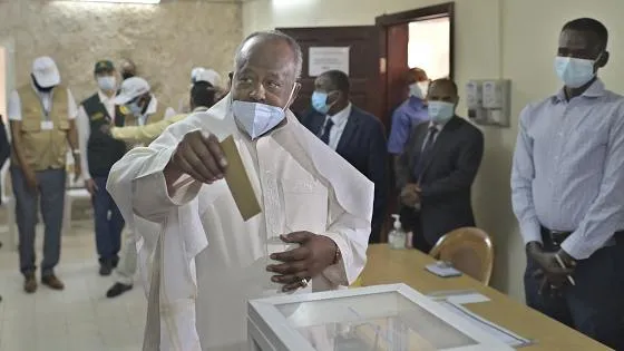 إسماعيل عمر جيله: رئيس جيبوتي خلال الإدلاء بصوته 