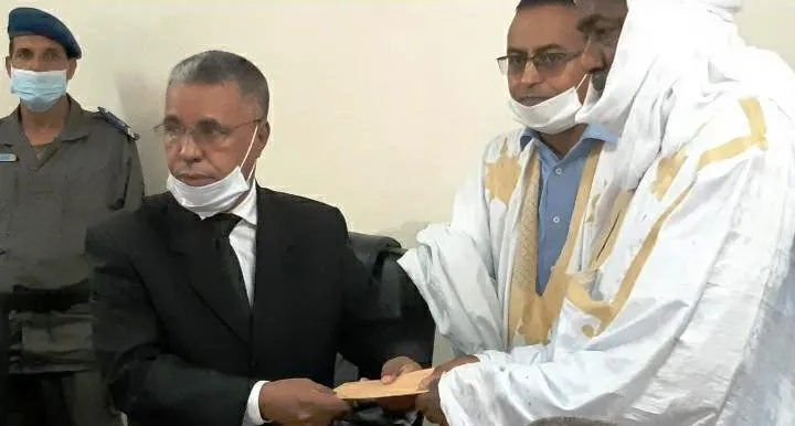 جانب من تسليم الوالي لإمام المسجد العتيق بحضور العمدة المساعد في الق