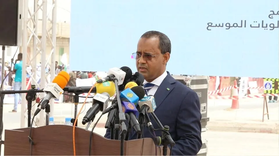 وزير التجهيز والنقل محمدو ولد امحيميد خلال خطابه أمام الرئيس محمد ول