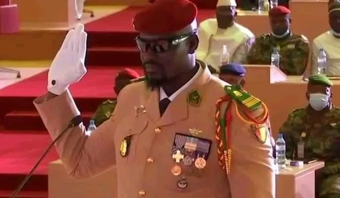 العقيد مامادي دومبويا لدى أدائه اليمن رئيسا انتقاليا لغينا كوناكري