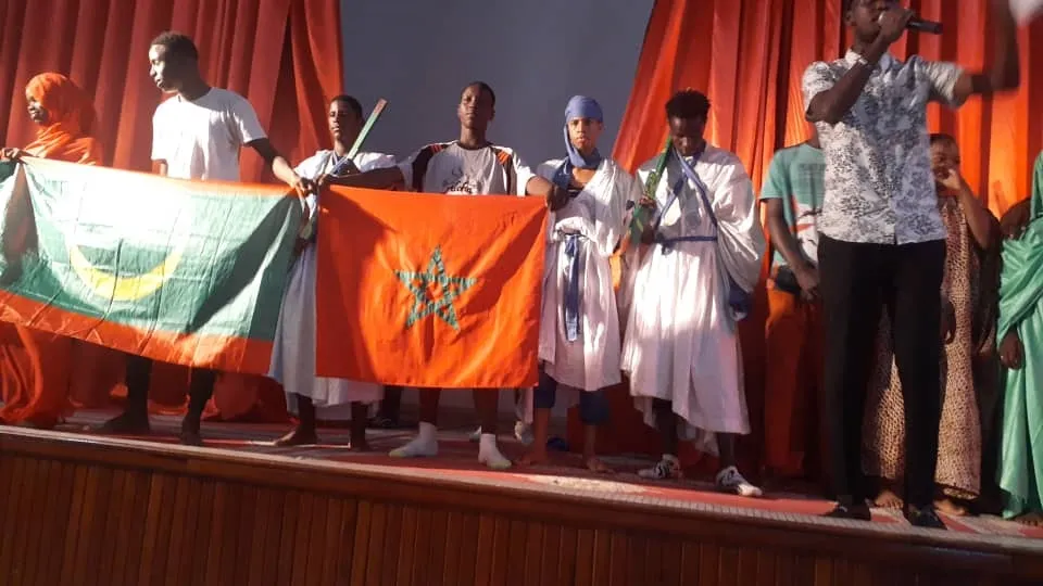 الفرق الفنية على مسرح قاعة العروض في المركز الثقافي المغربي