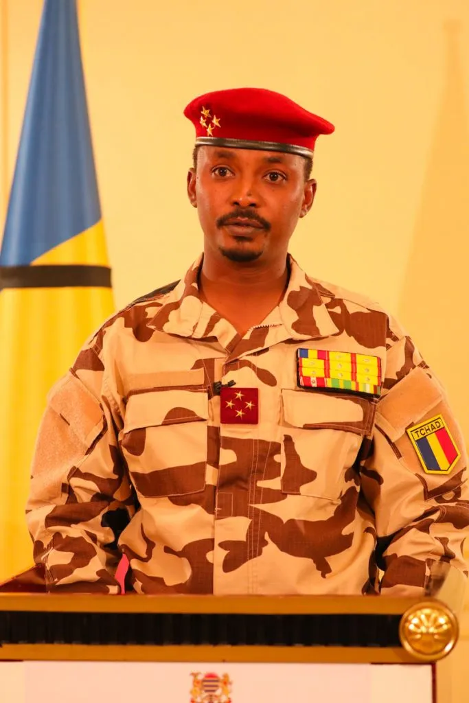 الجنرال محمد إدريس ديبي: رئيس المجلس العسكري الانتقالي في اتشاد 