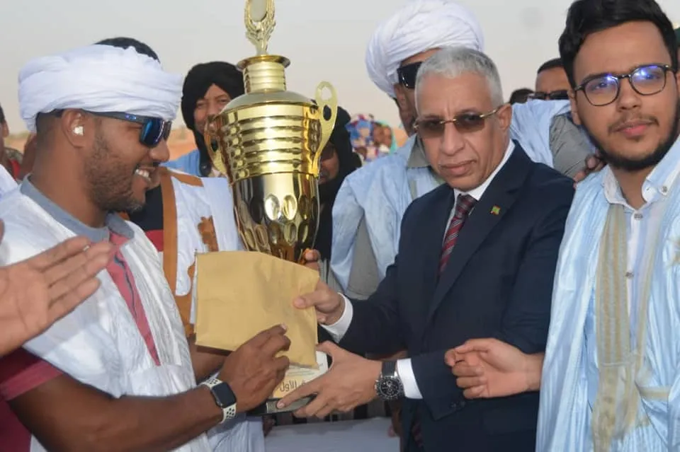 وزير الثقافة والشباب والرياضة المختار ولد داهي خلال تسليم الكأس للف?