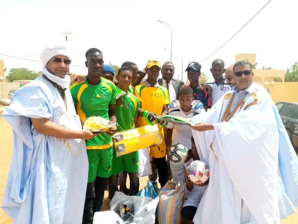 أعضاء في قيادة الجمعية خلال تسليم جوائز في ختام أحد الأنشطة الرياضية