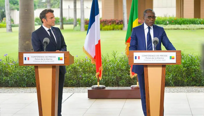 الرئيس الفرنسي إيمانويل ماكرون ونظيره البنيني باتريس تالون 