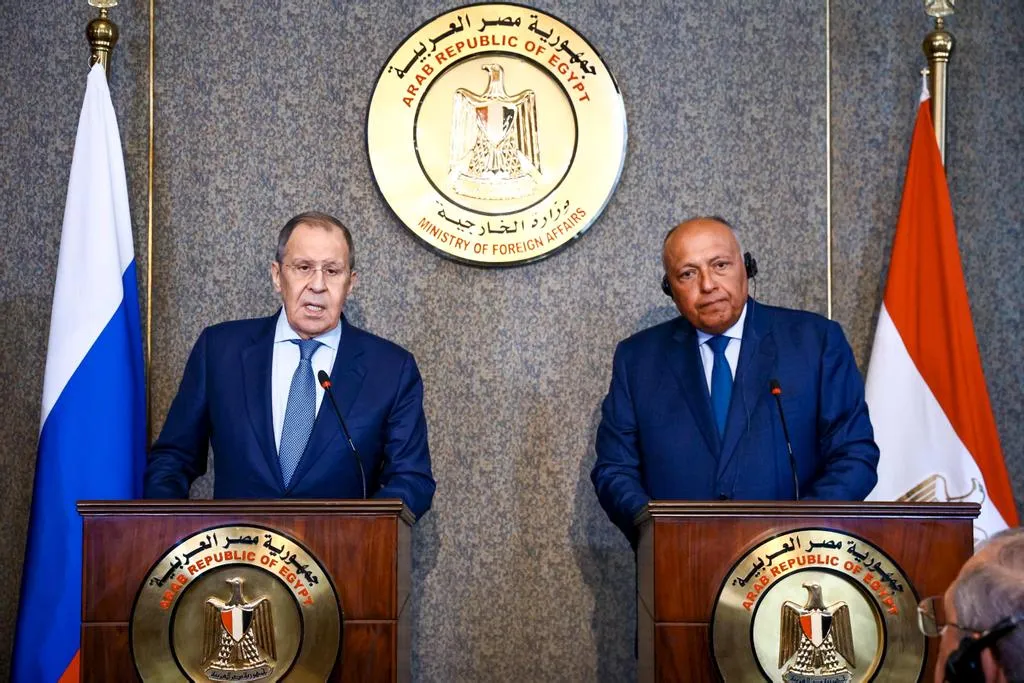 وزير الخارجية الروسي سيرغي لافروف ونظيره المصري سامح شكري خلال مؤتم?