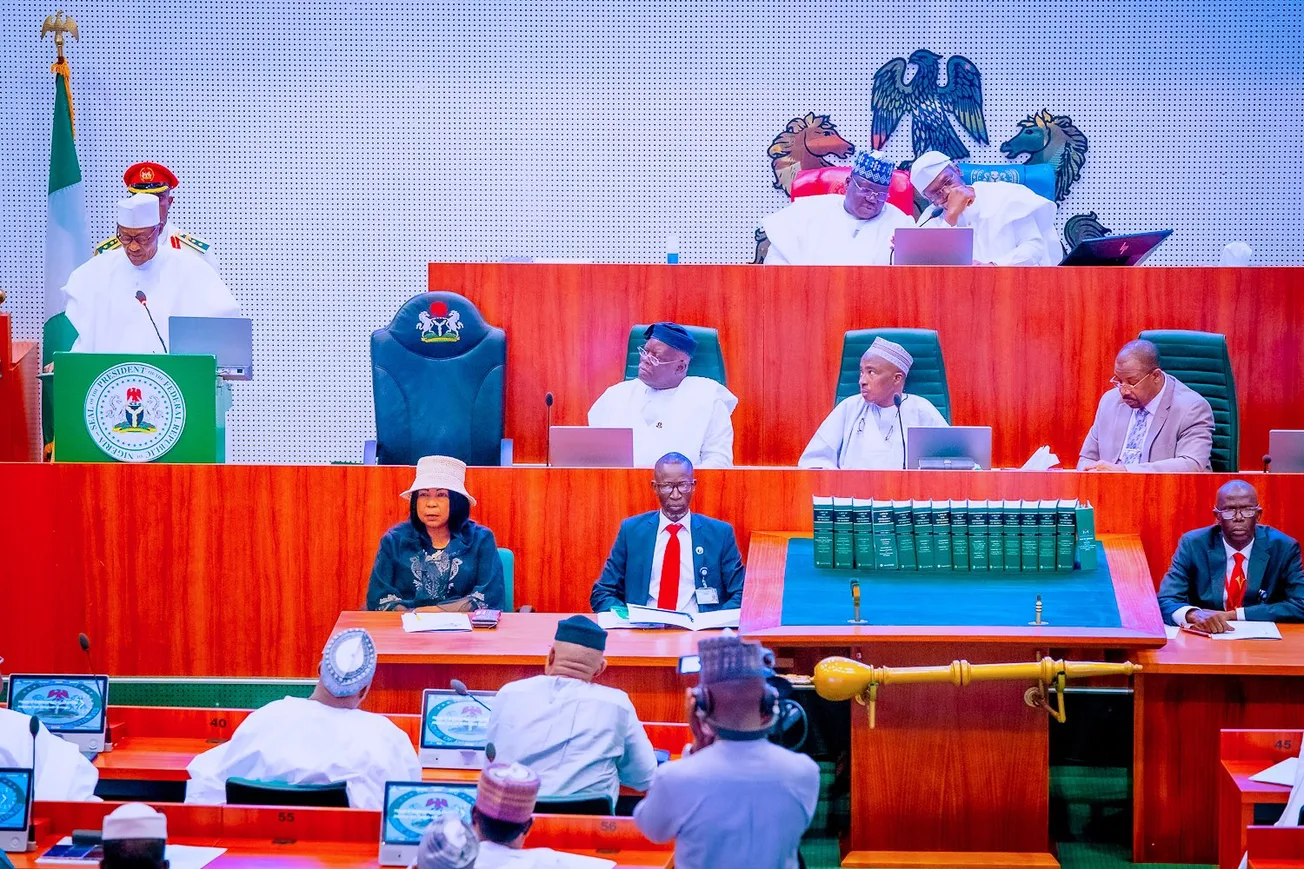 رئيس نيجيريا محمدو بخاري أثناء تقديمه مشروع الميزانية أمام مجلس الن?