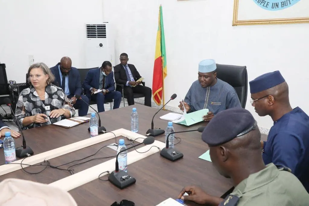 فيكتوريا نولاند خلال اجتماع مع رئيس الوزراء المالي عبد الله مايغا خل