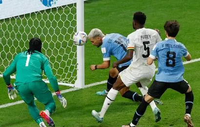 4534033-2022-12-02T153104Z_249946329_UP1EIC2173PIM_RTRMADP_3_SOCCER-WORLDCUP-GHA-URY-REPORT