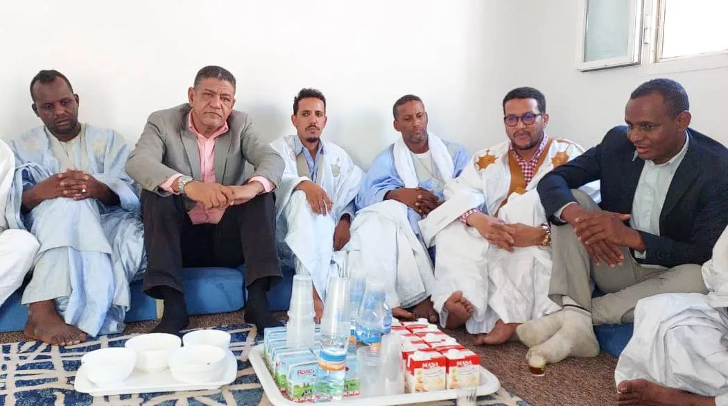 وفد نقابة الصحفيين خلال تقديم التعزية لولد لحراكي