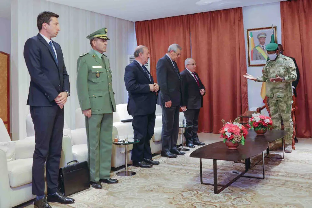 الرئيس الانتقالي المالي العقيد عاصيمي غويتا خلال استقباله وزير خارج