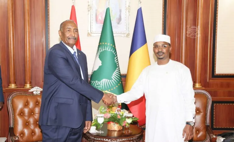 الرئيس الانتقالي اتشادي محمد إدريس ديبي ونظيره السوداني عبد الفتاح ?
