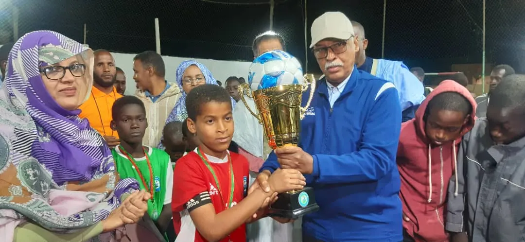 مستشار والي داخلت نواذيبو يسلم كأس البطولة لفريق الحنفية الخامسة ال?