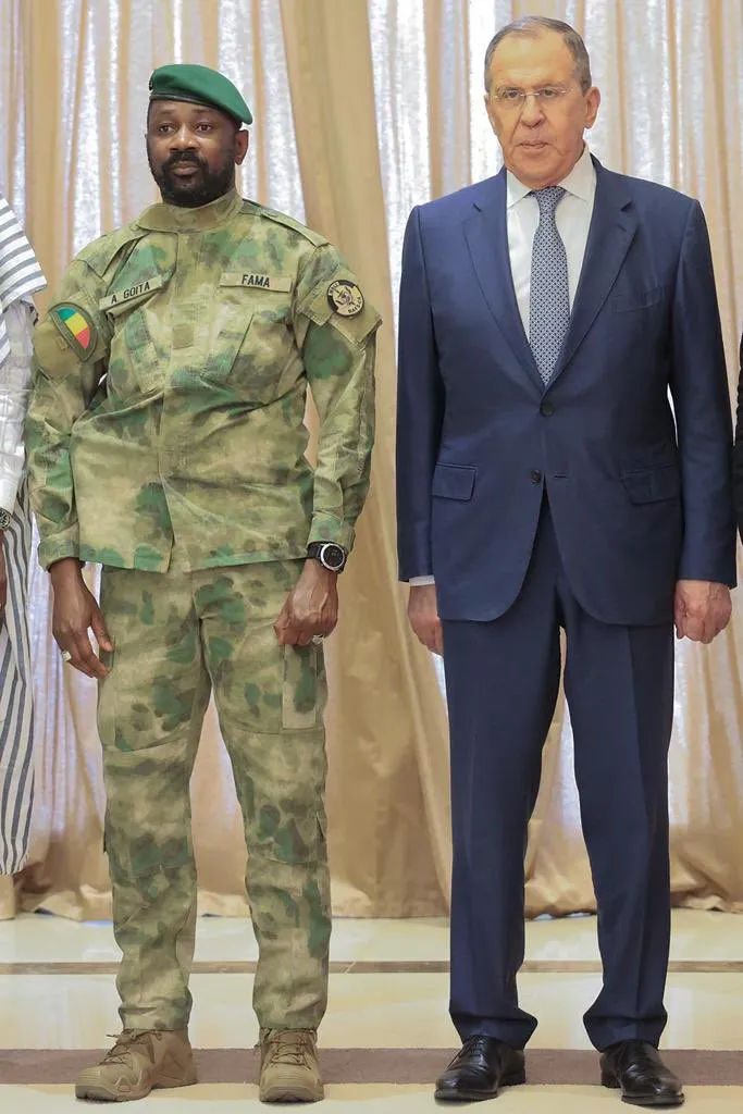 الرئيس الانتقالي المالي العقيد عاصيمي غويتا ووزير الخارجية الروسي س