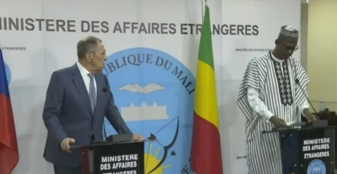 وزير الخارجية الروسي سيرغي لافروف ونظيره المالي عبد الله ديوب