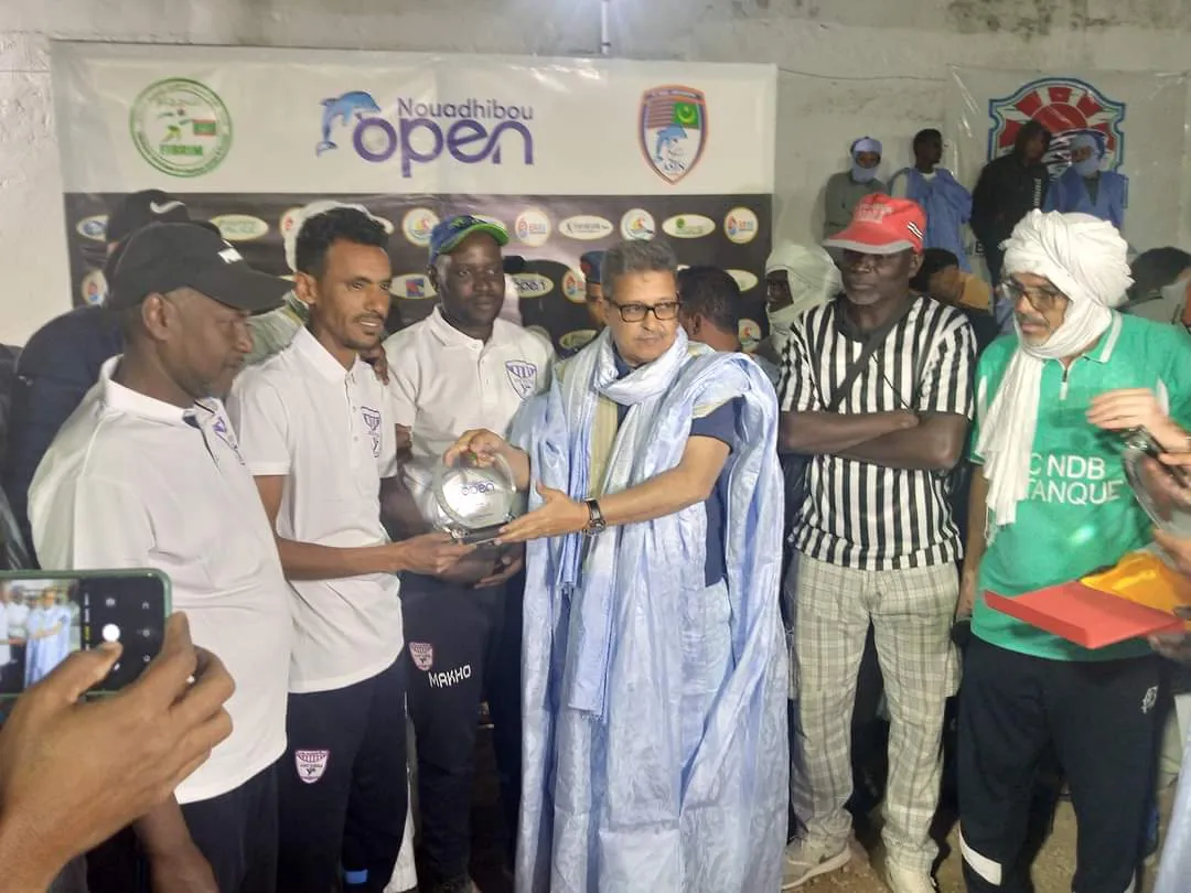 والي نواذيبو ماحي حامد أثناء تسليمه لكأس البطولة الليلة البارحة/ الأ