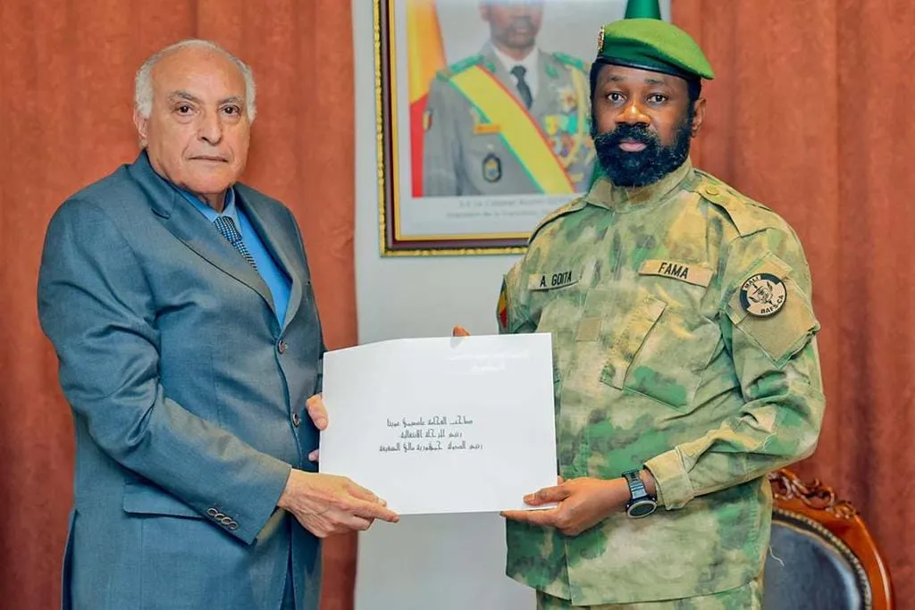 الرئيس الانتقالي المالي العقيد عاصيمي غويتا ووزير الخارجية الجزائر?