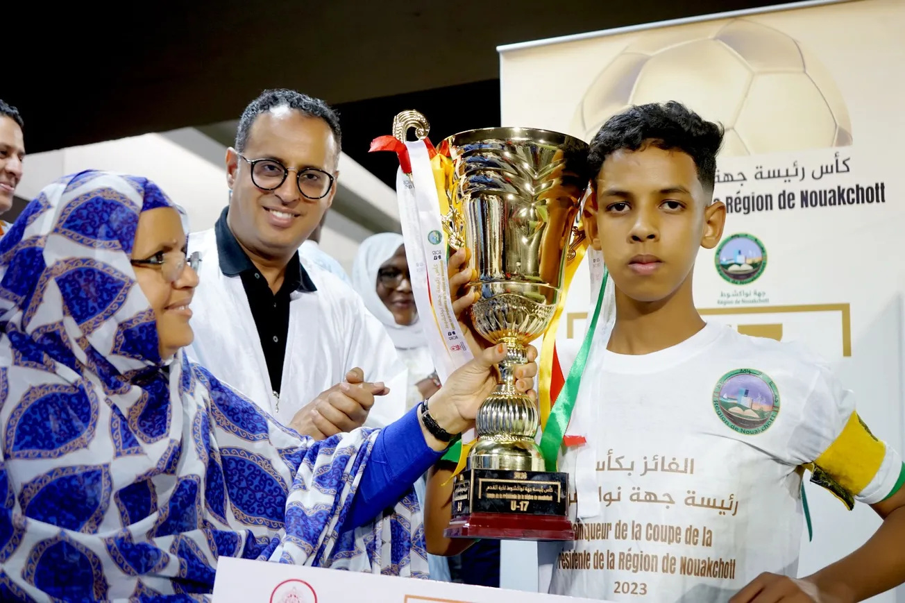 رئيسة جهة نواكشوط فاطمة بنت عبد المالك تسلم الكأس لقائد فريق JSK لكصر