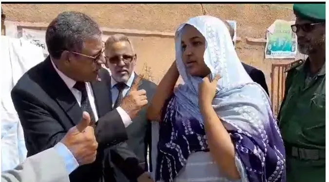 وزير التهذيب الوطني إبراهيم فال محمد الأمين خلال حديثه مع التمليذة ا