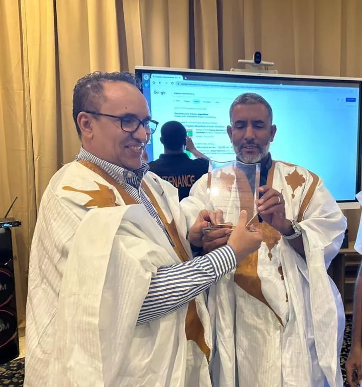 رئيس الجالية الموريتانية في مالي إوم ولد لحبيب يسلم درع التكريم للسف