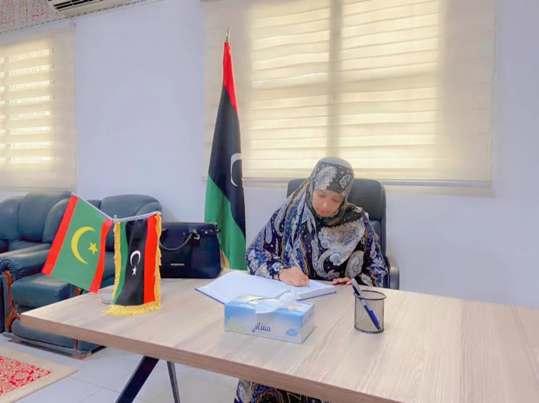 رئيسة النادي خلال الكتابة في سجل التعازي المفتوح في السفارة 