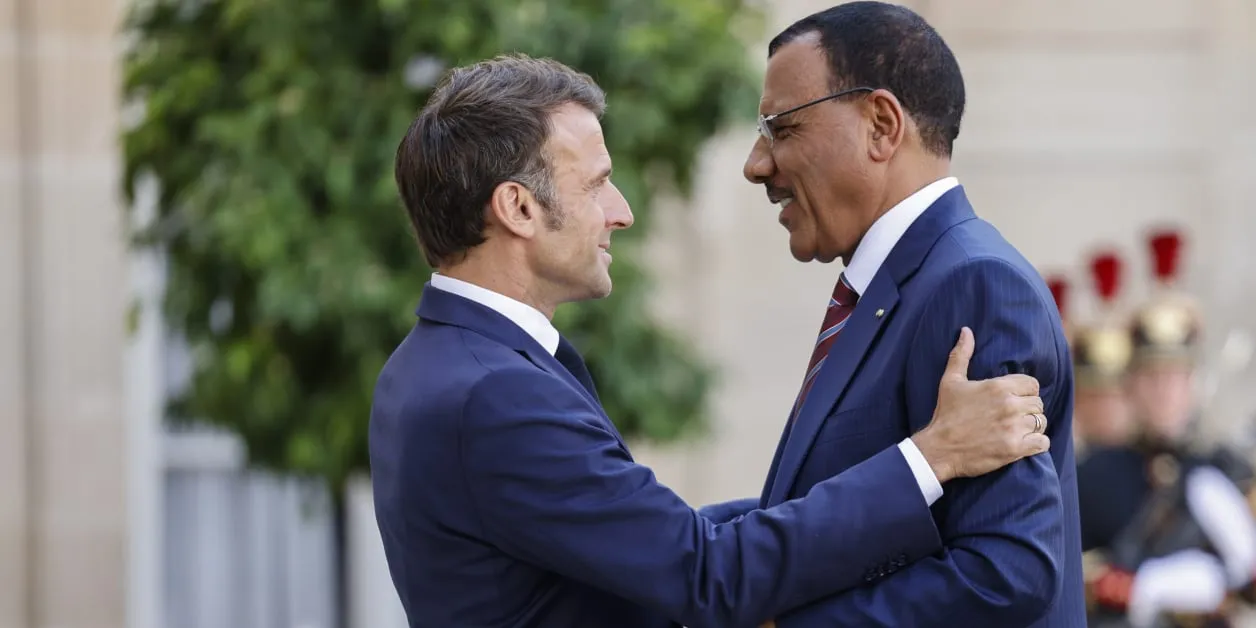 الرئيس الفرنسي إيمانويل ماكرون خلال استقبال سابق لرئيس النيجر المخل