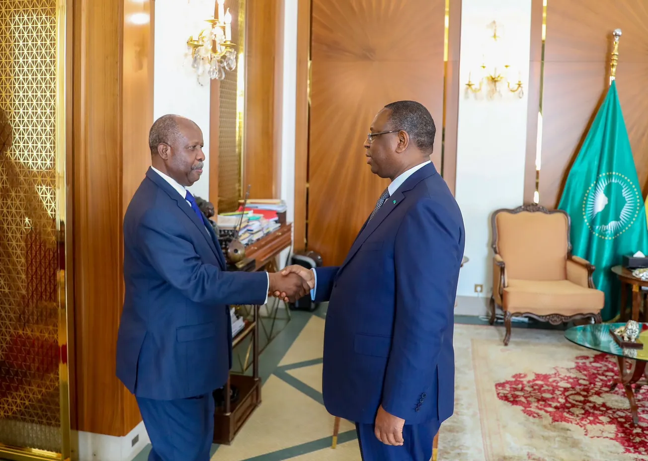 الرئيس السنغالي ماكي صال والمسؤول الأممي ليوناردو سانتوس سيما