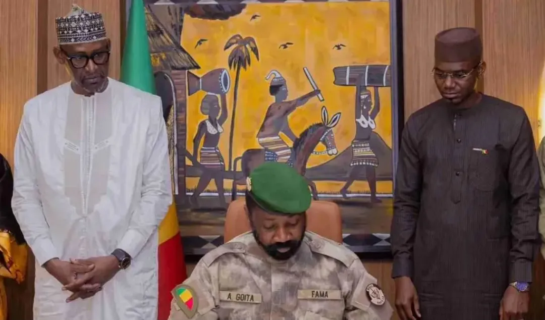 وزير الخارجية المالي عبد الله ديوب (من اليسار) ووزير الدفاع العقيد سا