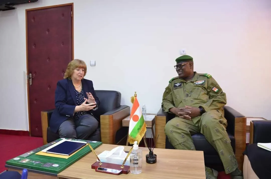 وزير الداخلية النيجري الجنرال محمد تومبا والسفيرة الأمريكية بالنيج?