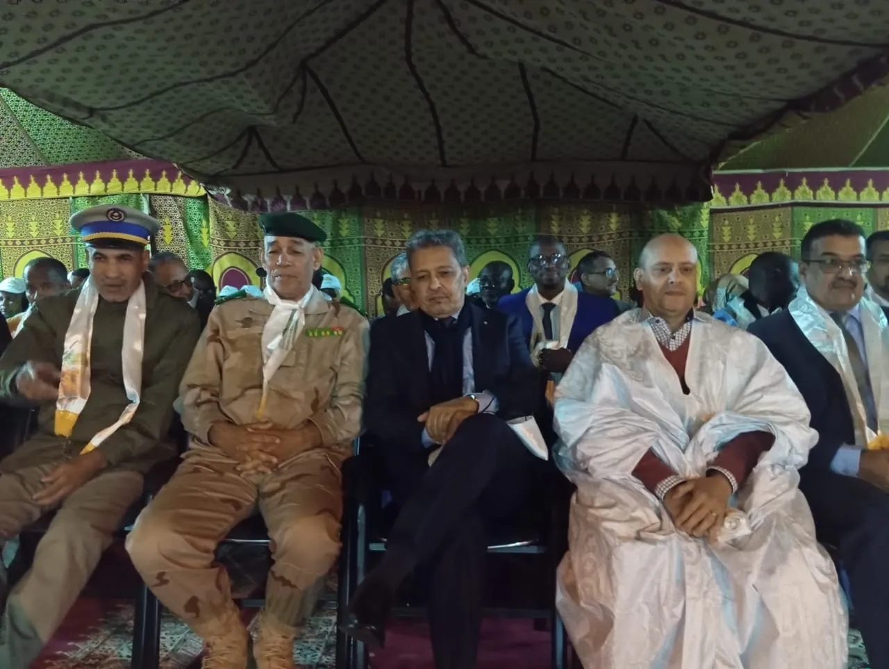 في الوسط والي الولاية ماحي حامد وعن اليمين نائب رئيس المجلس الجهوي و?