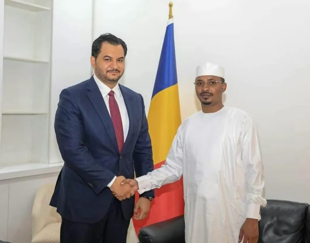 الرئيس اتشادي محمد إدريس ديبي واللواء صدام خليفة حفتر 