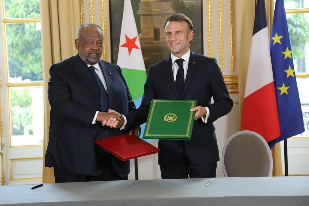 الرئيس الفرنسي إيمانويل ماكرون ونظيره الجيبوتي عمر غيلليه 