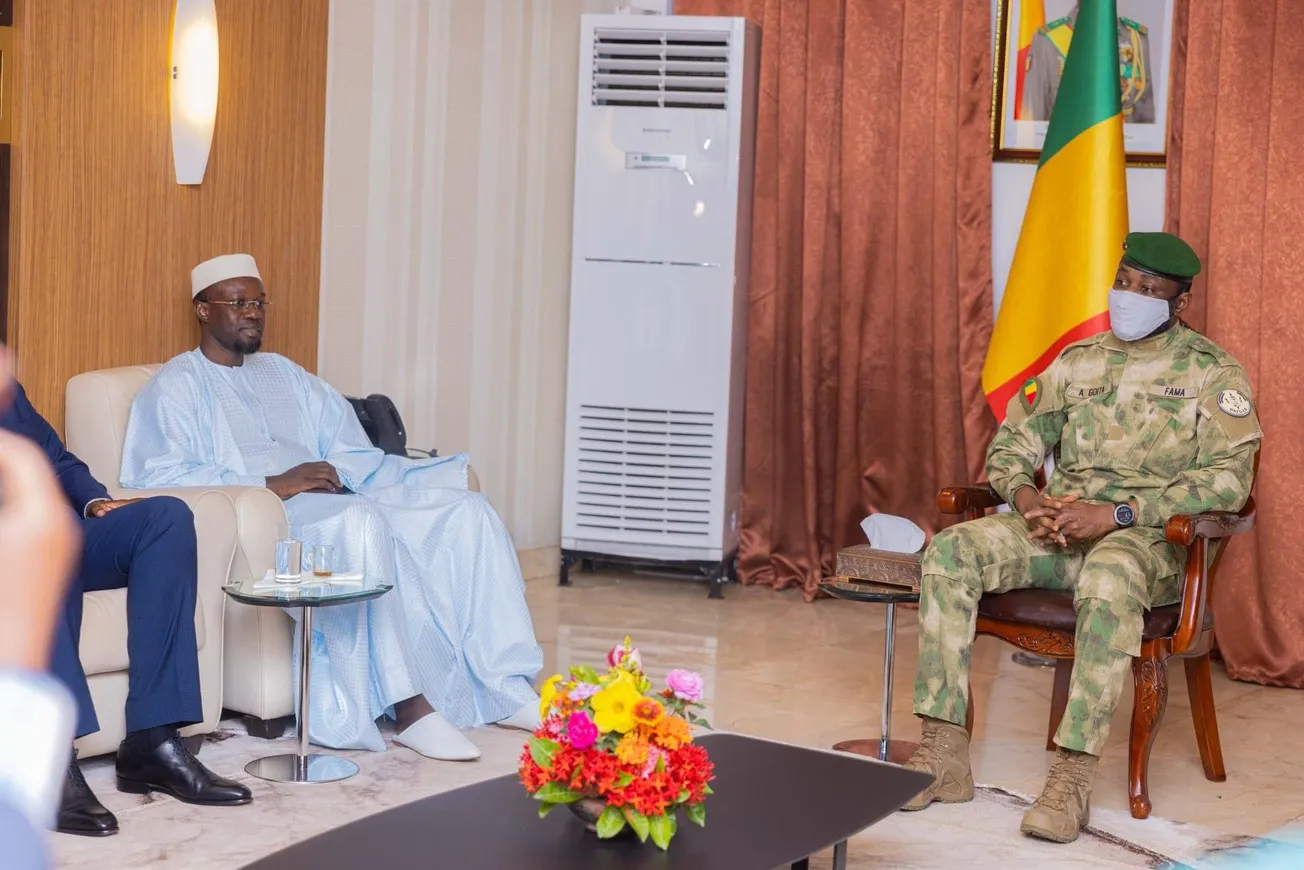 الرئيس الانتقالي المالي العقيد عاصيمي غويتا ورئيس الوزراء السنغالي 