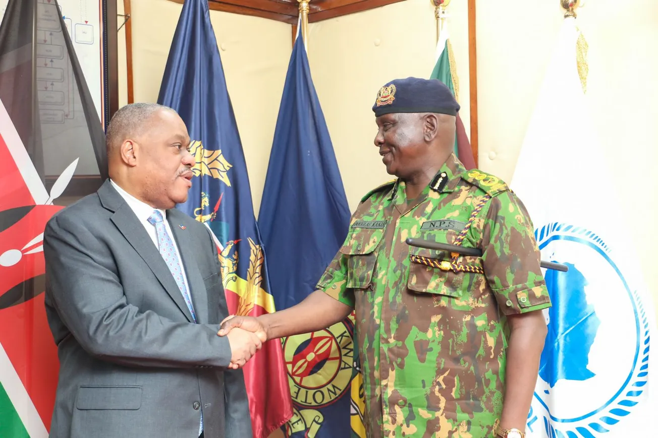 قائد الشرطة الكينية دو غلاس كانجا ورئيس وزراء هايتي غاري كونيلي 