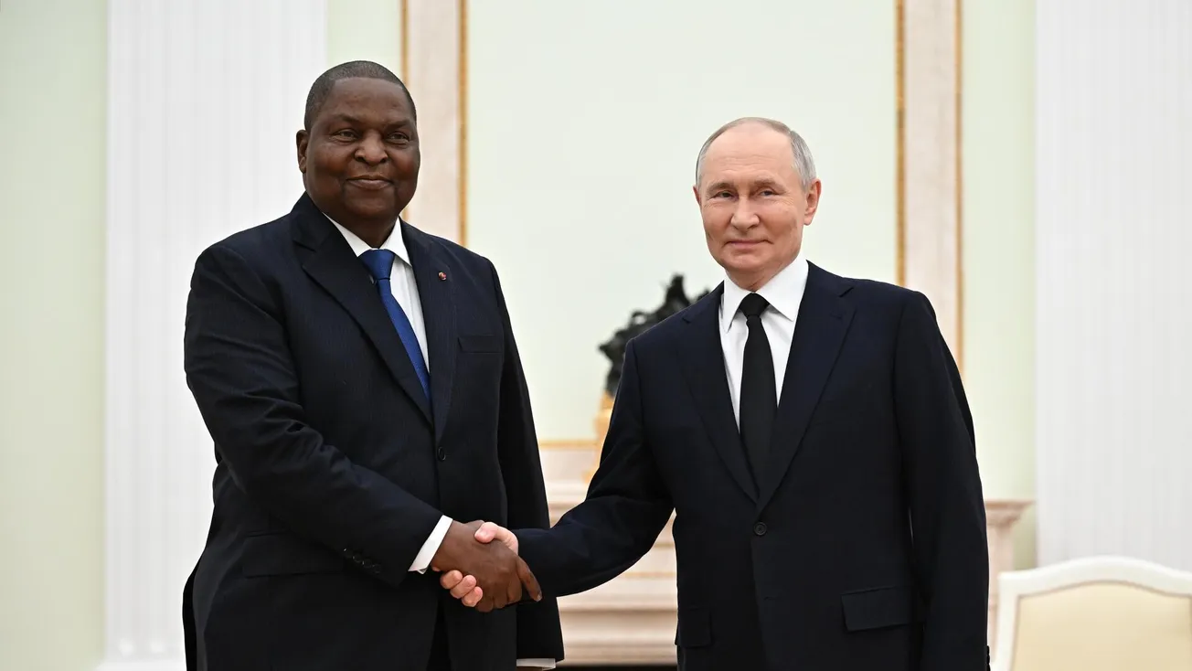 الرئيس الروسي فلاديمير بوتين ورئيس إفريقيا الوسطى فوستين أرشانج توا