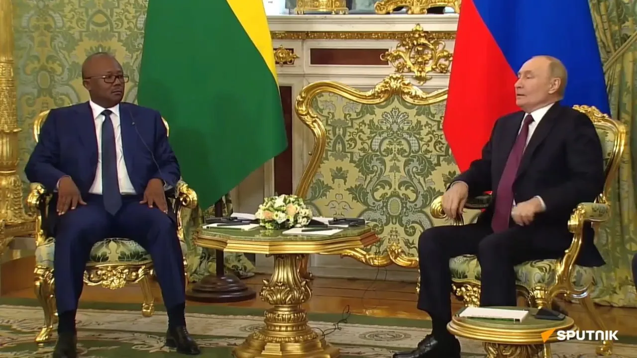 الرئيس الروسي فلاديمير بوتين والرئيس البيساو غيني عمرو سيسوكو إمبال