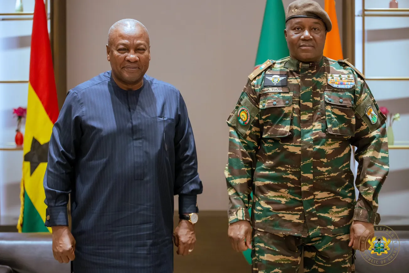الرئيس الانتقالي النيجري الجنرال عبد الرحمن تياني والرئيس الغاني جو