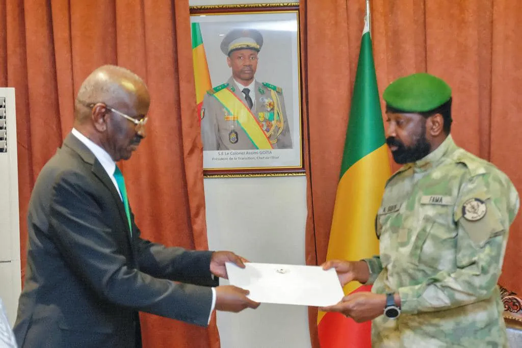 وزير الشؤون الخارجية محمد سالم ولد مرزوك خلال تسليمه الرئيس المالي ع